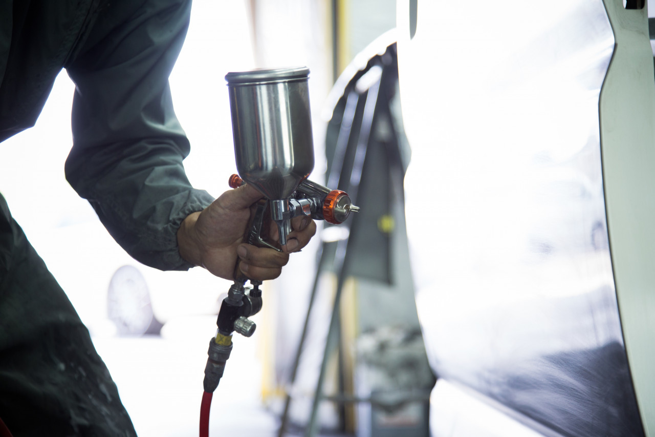 鈑金塗装する作業員